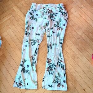 Winter pinecone print PJs size XS